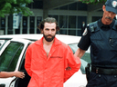 Steven Guilbeault est arrêté par la police de Toronto après avoir escaladé la Tour CN en juillet 2001.