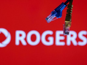 Des câbles Ethernet sont vus devant un logo de Rogers Communications dans cette illustration prise le 8 juillet 2022.