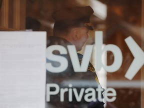 Un policier contrôle un accès à une succursale de la Silicon Valley Bank à Wellesley, Massachusetts, le 13 mars 2023.