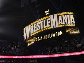 Un panneau WrestleMania est suspendu au-dessus de la foule lundi 6 mars 2023 à Boston.