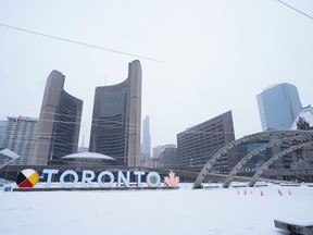 Les nominations sont ouvertes aujourd'hui pour le prochain maire de Toronto, avec plusieurs candidats prêts à soumettre leurs noms dans une course bondée.  L'hôtel de ville de Toronto est photographié à Toronto, le samedi 4 mars 2023.