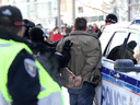 La police procède à une arrestation lors de la manifestation du Freedom Convoy à Ottawa, le 18 février 2022.