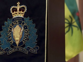 Un insigne de la GRC est suspendu à un podium à la Division Dépôt à Regina, en Saskatchewan, le jeudi 19 avril 2018.