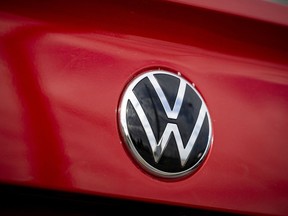 L'emblème Volkswagen est visible sur un véhicule à vendre chez un concessionnaire à Ottawa, le jeudi 20 avril 2023. La nouvelle usine de batteries Volkswagen massive dans le sud-ouest de l'Ontario créera 3 000 emplois directs et 30 000 emplois indirects dans la région. LA PRESSE CANADIENNE/ Justin Tang