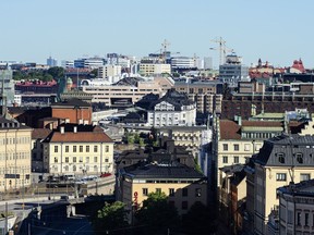 Les anciens et les nouveaux bâtiments commerciaux et résidentiels se dressent sur les toits de la ville de Stockholm, en Suède.