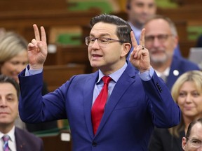Le chef conservateur Pierre Poilievre se lève pendant la période des questions à la Chambre des communes sur la Colline du Parlement à Ottawa, le 31 mars 2023.