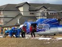 Le personnel médical et de sauvetage décharge un patient d'un hélicoptère RK Heliski à l'hôpital du district d'Invermere.  Il s'agissait de l'un d'une demi-douzaine de vols pour faire descendre des personnes du site d'une avalanche qui a tué trois personnes et blessé quatre personnes lors d'une journée d'héliski dans les montagnes au-dessus d'Invermere le 1er mars 2023.