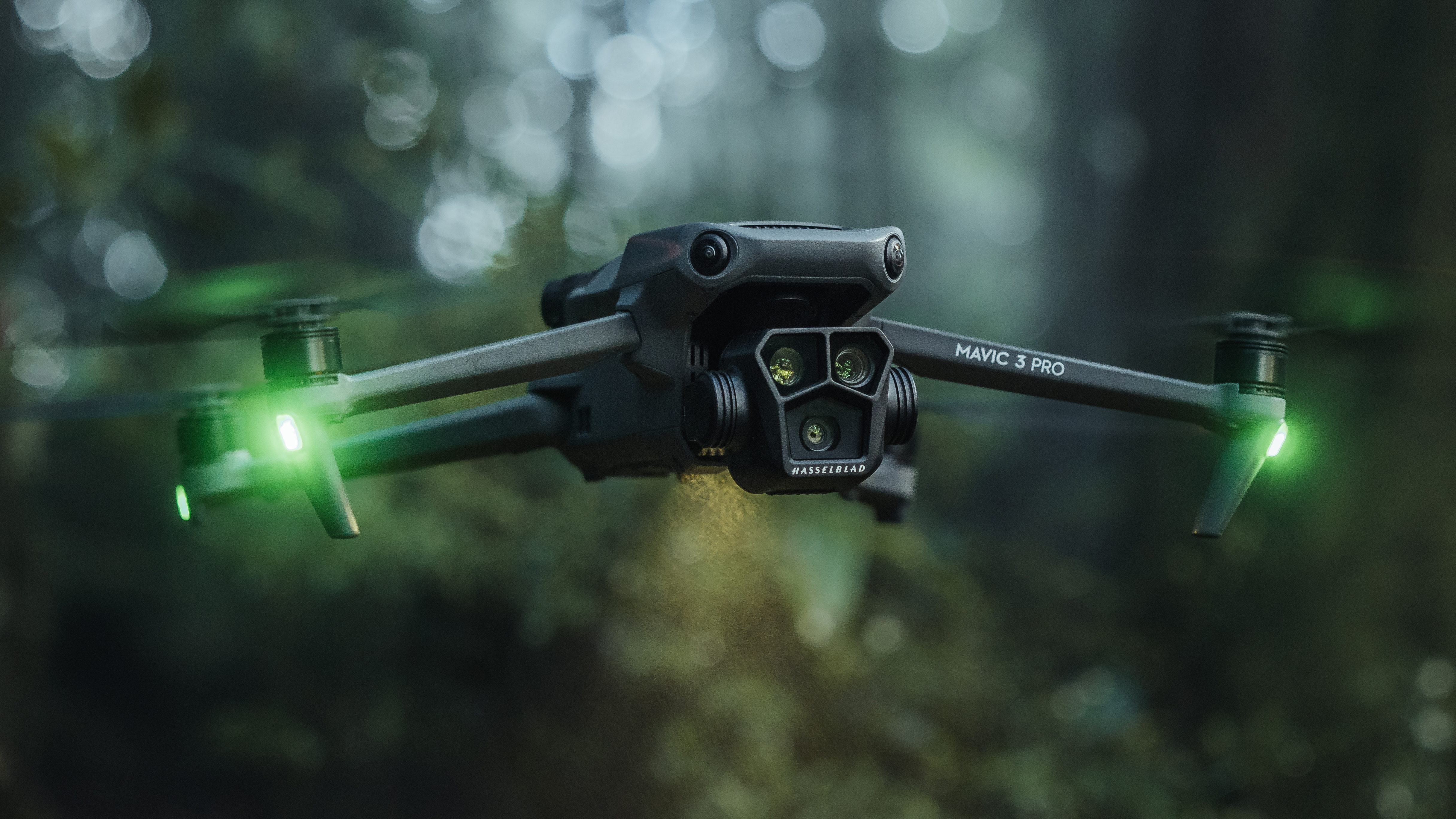 Un drone DJI Mavic 3 Pro en vol dans une forêt