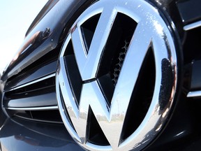 Volkswagen AG pourrait recevoir jusqu'à 13 milliards de dollars sur une décennie pour construire son usine de batteries de véhicules électriques en Ontario.