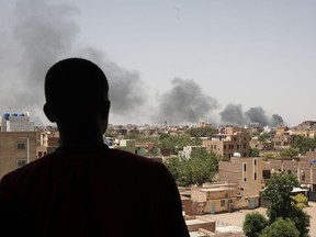 De la fumée est visible à Khartoum, au Soudan, le samedi 22 avril 2023. Les combats dans la capitale entre l'armée soudanaise et les Forces de soutien rapide ont repris après l'échec d'un cessez-le-feu négocié au niveau international.