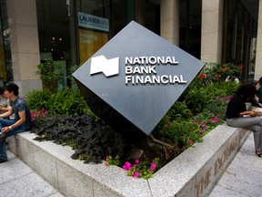 Une enseigne de la Financière Banque Nationale, une filiale de la Banque Nationale du Canada, est affichée à l'extérieur du siège social de l'entreprise près de Bay Street à Toronto.