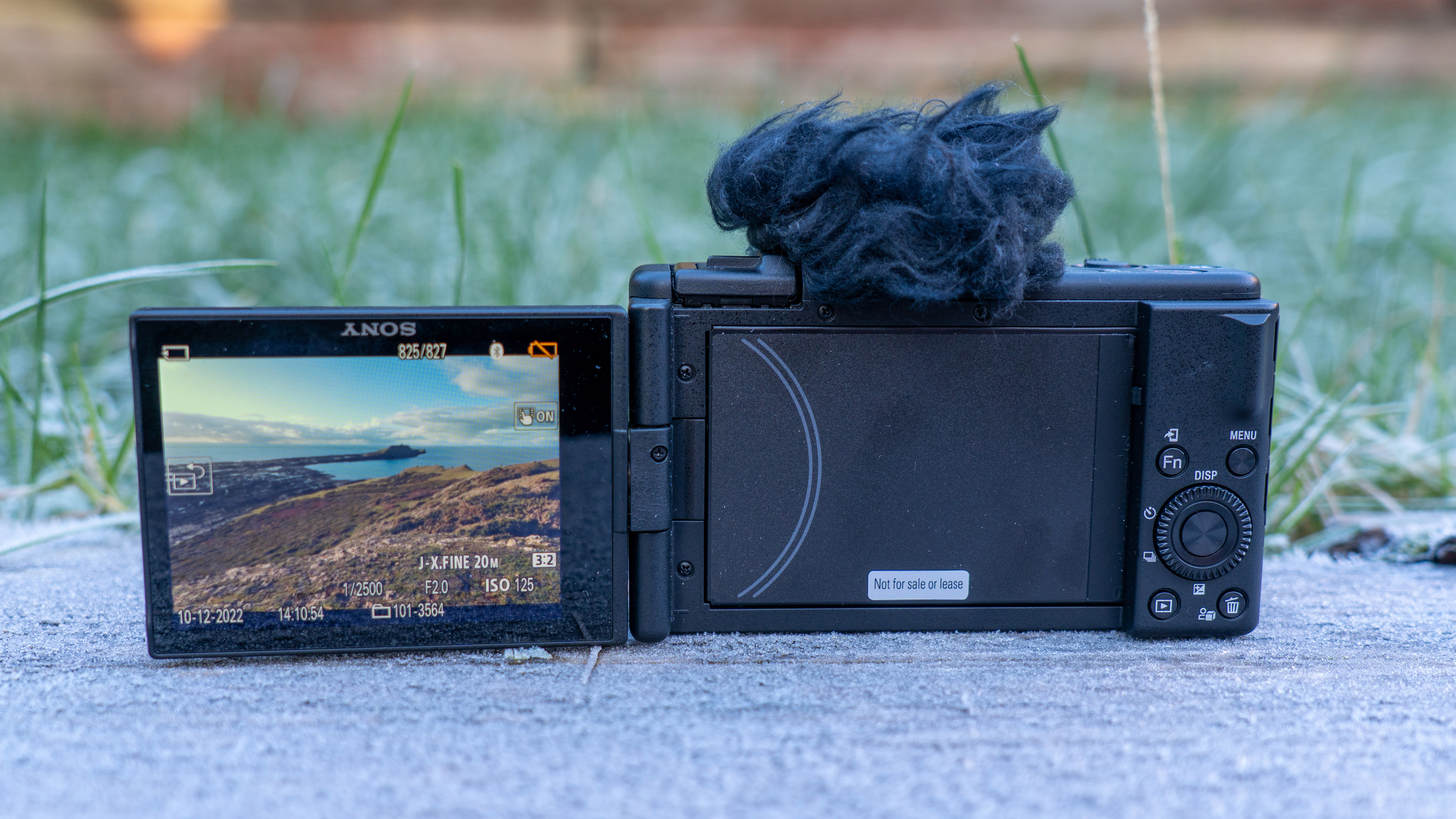 L'appareil photo compact Sony ZV1-F assis sur le sol