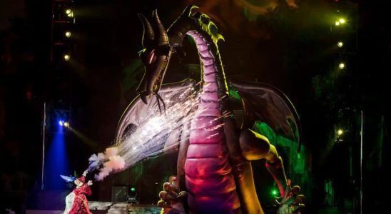Le dragon maléfique de Disneyland englouti par les flammes après que le spectacle Fantasmic ait mal tourné