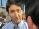 Justin Trudeau s'arrête pour parler à un partisan anonyme du PPC lors d'une visite à l'Université du Manitoba, dans un clip qui est partagé sur les réseaux sociaux.