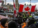 OTTAWA, ONTARIO - 19 FÉVRIER : La police affronte des manifestants participant à une manifestation organisée par des camionneurs opposés aux mandats de vaccination sur la rue Wellington le 19 février 2022 à Ottawa, en Ontario.  Le Premier ministre canadien Justin Trudeau a invoqué la Loi sur les mesures d'urgence pour tenter de mettre fin à la manifestation qui a presque paralysé une partie du centre-ville d'Ottawa pendant trois semaines.