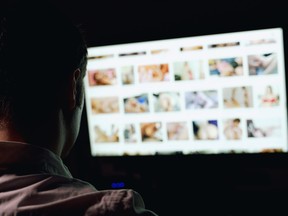 Un homme est photographié en train de naviguer sur un site porno sur cette photo d'archive.