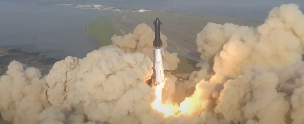 Le prototype de vaisseau spatial de SpaceX explose dans une boule de feu dramatique lors de la première tentative de lancement orbital