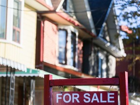 Un panneau immobilier est affiché devant une maison dans le quartier Riverdale de Toronto, le 29 septembre 2021. L'organisme de réglementation bancaire du Canada dit qu'il se prépare à ce que la faiblesse du marché du logement dure potentiellement tout au long de 2023, car il signale que le secteur est en croissance préoccupation.