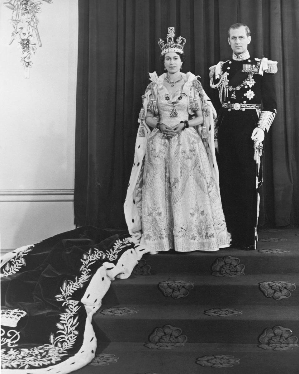 La reine Elizabeth II et le prince Phillip le jour du couronnement 1953. (Photo de © Hulton-Deutsch Collection/CORBIS/Corbis via Getty Images)