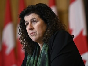 La vérificatrice générale du Canada Karen Hogan lors d'une conférence de presse le 27 mars 2023.