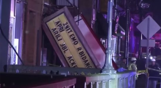 L'effondrement du toit du théâtre de l'Illinois lors d'une tornade fait un mort et des dizaines de blessés