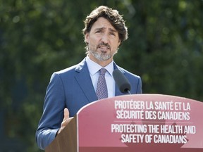Le premier ministre Justin Trudeau s'adresse aux journalistes lors d'une conférence de presse à la suite d'une visite aux installations du Centre de recherche thérapeutique en santé humaine Royalmount du Conseil national de recherches du Canada à Montréal, le 31 août 2020.