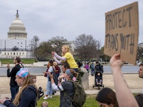 Les gens assistent à un rassemblement dans le cadre d'une journée de visibilité transgenre, le vendredi 31 mars 2023, près du Capitole à Washington.