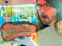 Dave Grohl a fait un barbecue pendant 24 heures pour nourrir des sans-abri à Los Angeles récemment.
