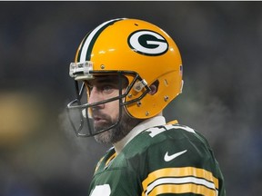 Aaron Rodgers des Packers de Green Bay s'échauffe avant le match contre les Lions de Detroit au Lambeau Field le 08 janvier 2023 à Green Bay, Wisconsin.