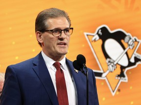 Ron Hextall des Penguins de Pittsburgh assiste au repêchage 2022 de la LNH au Centre Bell le 07 juillet 2022 à Montréal, Québec, Canada.