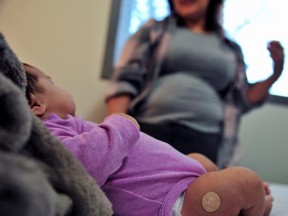 Une résidente actuelle et son bébé séjournent au Sanctum Hospice and Care Home au milieu d'une résurgence de la syphilis, avec des taux d'infection concentrés dans les provinces de l'Ouest, à Saskatoon, Saskatchewan, Canada le 26 janvier 2023.