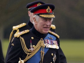 Le roi Charles III arrive pour le 200e défilé du souverain à l'Académie royale militaire de Sandhurst (RMAS) à Camberley, en Angleterre, le vendredi 14 avril 2023.