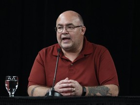 Scott McLeod, dont le frère Sean McLeod était l'une des 22 personnes tuées par un homme dans une région rurale de la Nouvelle-Écosse en 2020, s'adresse aux journalistes à la suite du rapport final de l'enquête de la Mass Casualty Commission sur les meurtres de masse à Truro, en Nouvelle-Écosse, le jeudi 30 mars 2023.