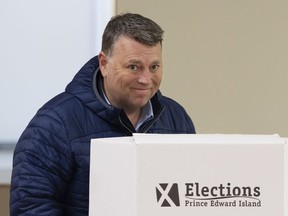 Dennis King, chef du Parti progressiste-conservateur de l'Î.-P.-É., se prépare à voter aux élections provinciales à Hunter River, à l'Î.-P.-É., le lundi 3 avril 2023.