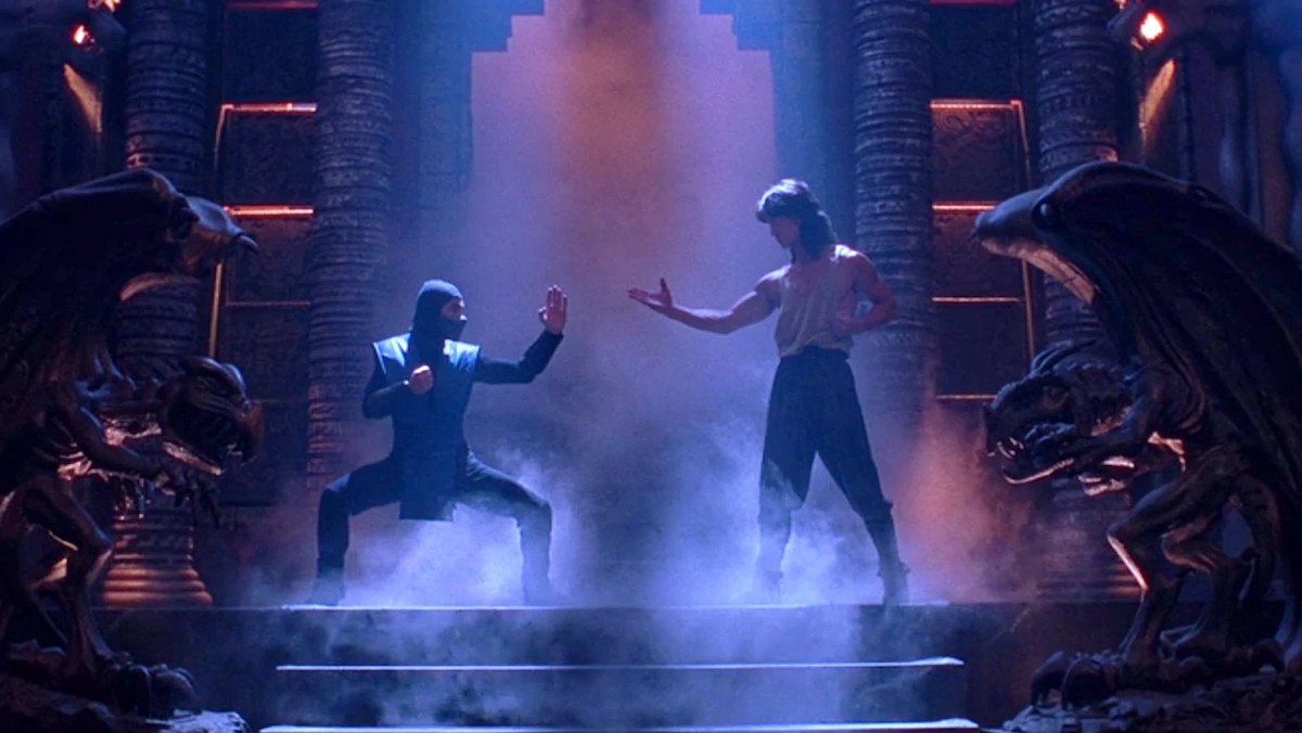 Deux combattants prêts à se battre dans Mortal Kombat, entourés de fumée et de quelques statues de gargouilles.
