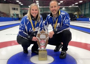 Jennifer Jones et Brent Laing ont battu Jocelyn Peterman et Brett Gallant pour remporter le championnat canadien de double mixte le mois dernier.