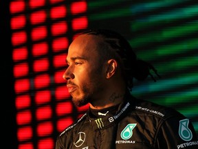Le pilote britannique de Mercedes Lewis Hamilton monte sur le podium après le Grand Prix d'Australie de Formule 1 2023 sur le circuit d'Albert Park à Melbourne le 2 avril 2023.