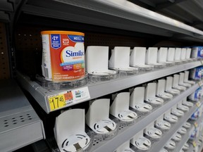 Les étagères généralement remplies de lait maternisé sont pour la plupart vides dans un magasin de San Antonio, le 10 mai 2022. Si le lait maternisé s'apparente à de l'or liquide pour les parents stressés par les étagères vides des magasins cette année, le Canada pourrait être assis sur un trésor potentiel.