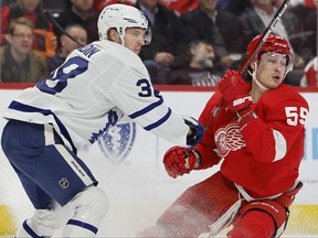 12 janvier 2023 ;  Détroit, Michigan, États-Unis ;  L'ailier gauche des Detroit Red Wings Tyler Bertuzzi patine défendu par le défenseur des Maple Leafs de Toronto Rasmus Sandin en deuxième période au Little Caesars Arena.