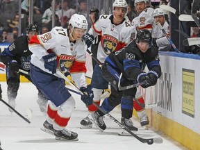 Eetu Luostarinen des Panthers de la Floride attrape la rondelle contre Calle Jarnkrok des Maple Leafs de Toronto lors d'un match de la LNH au Scotiabank Arena le 29 mars 2023 à Toronto, Ontario, Canada.
