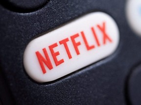 Le logo Netflix est visible sur une télécommande de téléviseur, dans cette illustration prise le 20 janvier 2022.