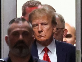 L'ancien président américain Donald Trump arrive au palais de justice de Manhattan, après son inculpation par un grand jury de Manhattan, à New York, le 4 avril 2023.