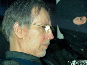 Dans cette photo d'archive prise le 13 mai 2008, le tueur en série autoproclamé français Michel Fourniret arrive dans une voiture de police pour assister à son procès au palais de justice de Charleville-Mézières, dans le nord de la France.