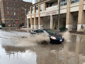 Les voitures ont dû rouler dans l'eau après que l'averse a formé ce petit lac près de l'intersection de la rue Yonge et de l'avenue Eglinton W.
