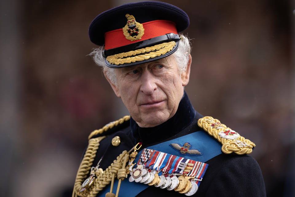 Le roi Charles III inspecte le défilé du 200e souverain à l'Académie royale militaire de Sandhurst le 14 avril 2023 à Camberley, en Angleterre