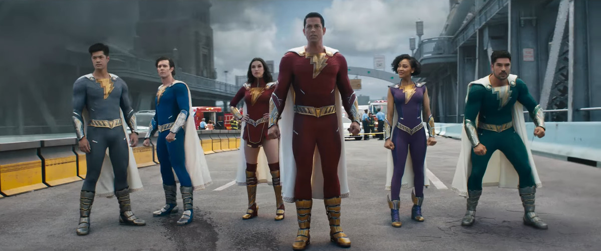 Zachary Levi comme Shazam dans Shazam!  Fury of the Gods aux côtés du reste de sa famille de super-héros