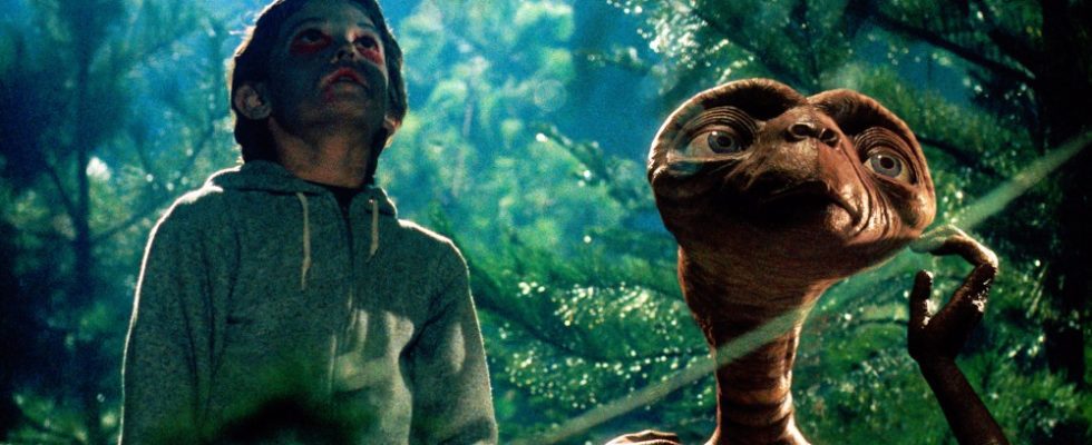 Steven Spielberg regrette d'avoir édité Guns Out de 'ET', déclare 'Aucun film ne devrait être révisé' pour les normes d'aujourd'hui : 'C'était une erreur'