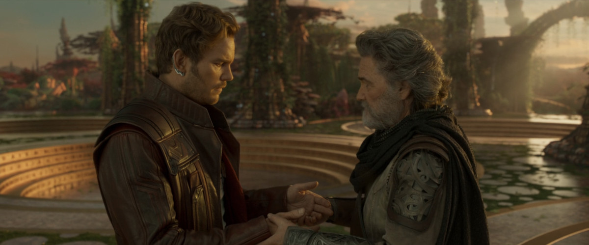 Peter Quill (Chris Pratt) et Ego (Kurt Russell) partagent un tendre moment dans Guardians of the Galaxy Vol.  2