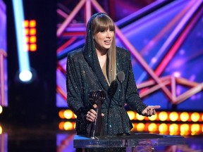 Taylor Swift accepte le iHeartRadio Innovator Award sur scène lors des iHeartRadio Music Awards 2023 au Dolby Theatre de Los Angeles, le lundi 27 mars 2023.