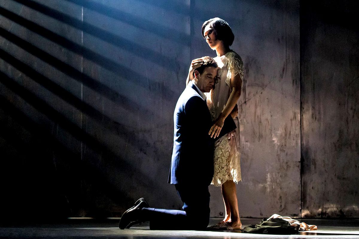 Rene (Clive Owen) embrasse Song (Jin Ha) dans une image de la reprise de Broadway de M. Butterfly
